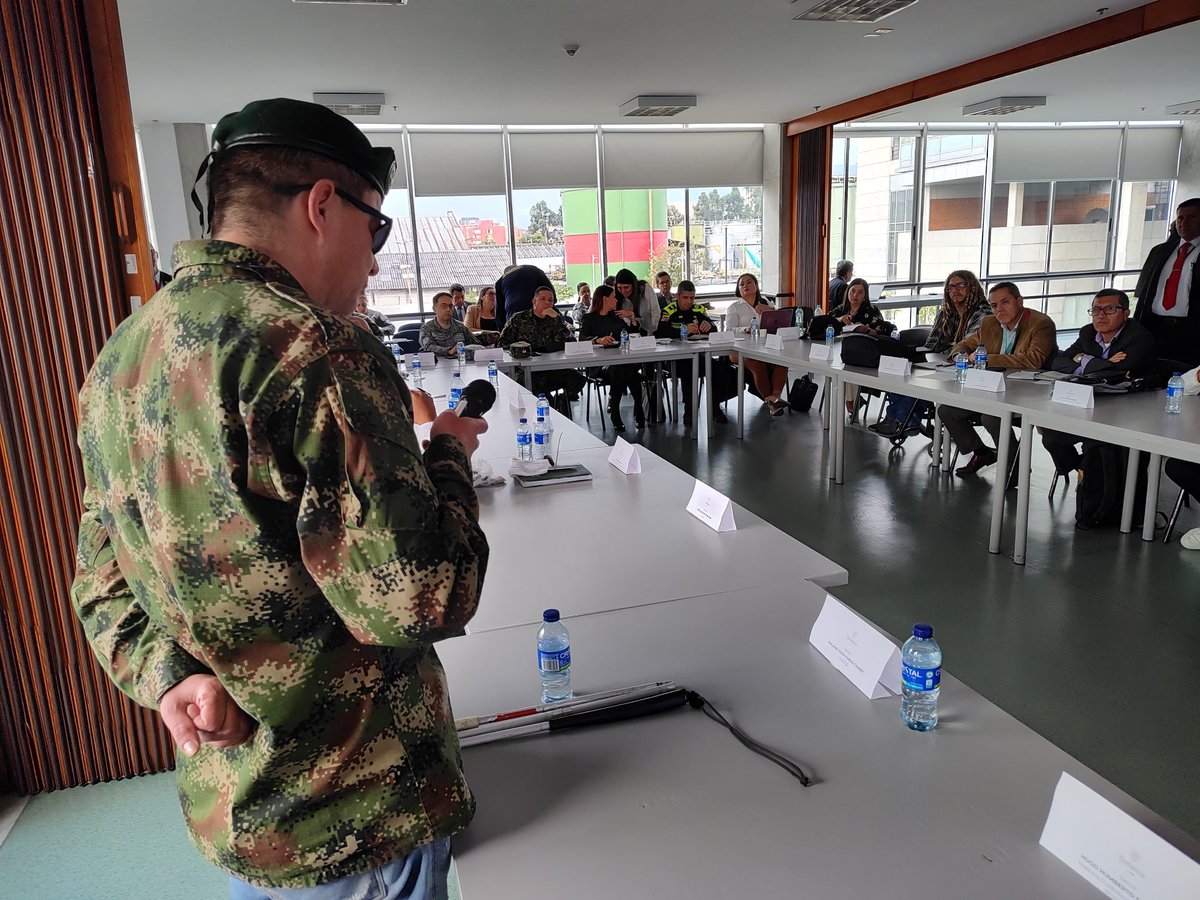 mindefensa's tweet photo. La viceministra de Veteranos y del #GSED, Ana Catalina Cano, lideró una reunión con veteranos y directores de sanidad de las @FuerzasMilCol para abordar temas en cuanto a mejoras en el sistema de salud militar. Destacó la necesidad de integrar capacidades que permitan la optimización de la atención y el compromiso de los directores de las sanidades para solucionar situaciones:
✅Acceso prioritario para menores y pacientes con enfermedades crónicas.
✅Avances en bienestar integral y salud mental.
✅Aumento de recursos en infraestructura sanitaria.
Finalmente se acordó continuar con estas mesas técnicas para fortalecer el sistema de salud y atender todas las inquietudes.