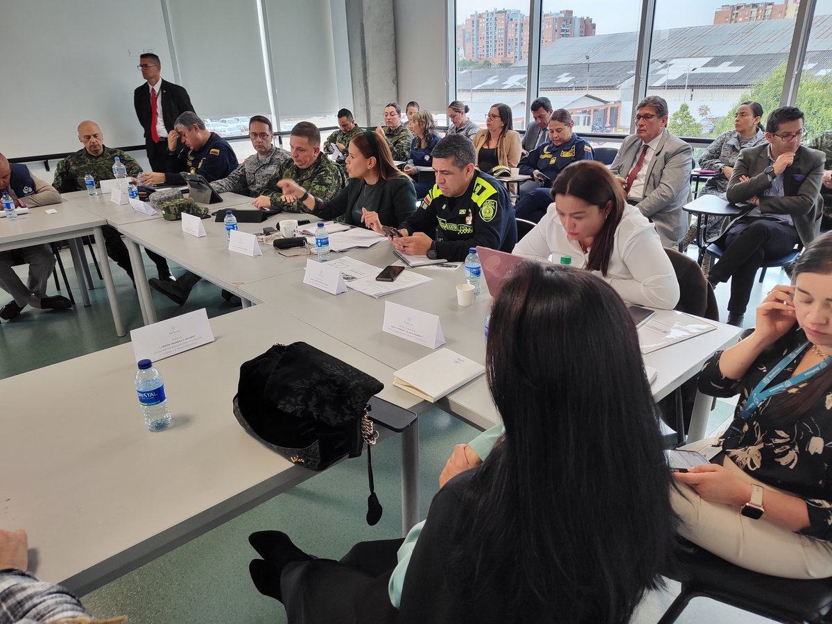 mindefensa's tweet photo. La viceministra de Veteranos y del #GSED, Ana Catalina Cano, lideró una reunión con veteranos y directores de sanidad de las @FuerzasMilCol para abordar temas en cuanto a mejoras en el sistema de salud militar. Destacó la necesidad de integrar capacidades que permitan la optimización de la atención y el compromiso de los directores de las sanidades para solucionar situaciones:
✅Acceso prioritario para menores y pacientes con enfermedades crónicas.
✅Avances en bienestar integral y salud mental.
✅Aumento de recursos en infraestructura sanitaria.
Finalmente se acordó continuar con estas mesas técnicas para fortalecer el sistema de salud y atender todas las inquietudes.