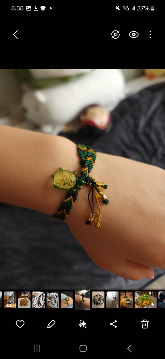 I've been so busy recently but i keep thinking bac to the cord bracelets I made for my friends b4.
I wanna get back into it sometime :O