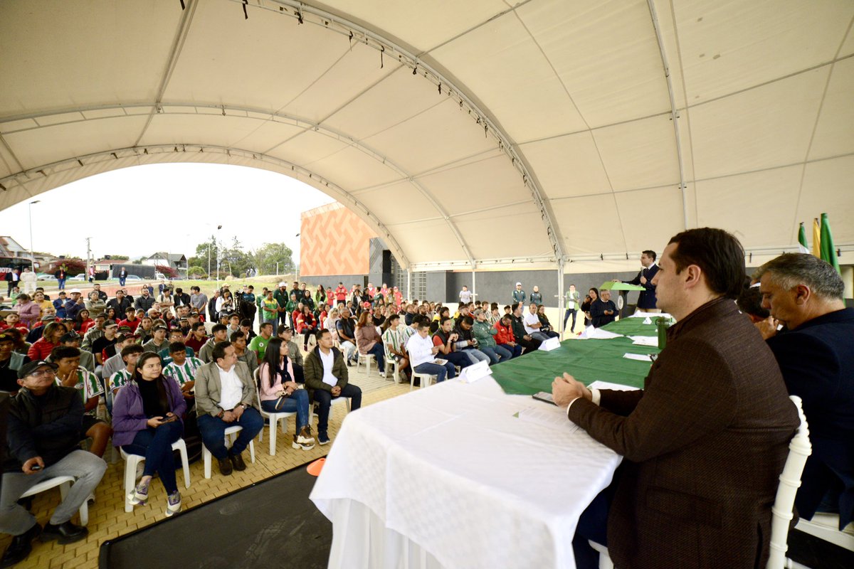 ingwilmerc's tweet photo. Que felicidad llegar a la ciudad de Sogamoso a traer buenas noticias para los sogamoseños y a los paisanos de Sugamuxi. 👏🏼 Acompañamos al Gobernador el Ing. @CarlosAmayaR ,  a la entrega de $16.070 millones para culminar la Villa Olímpica, un espacio donde estará el Estadio El Sol y cuyo nombre será el del profesor José Benigno Morales Medina, en homenaje a los comunales del departamento. 💪🏼💚

Gracias al gobernador Carlos Amaya por esta linda y grata invitación, además de seguir trabajando articuladamente por nuestros niños, niñas y jóvenes sogamoseños .¡Boyacá, Vamos Pa’lante! ✊🏼💚