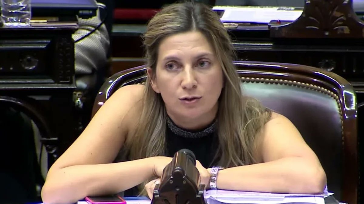 delproarg's tweet photo. #LegisladoresDeLaCiudad

Se dice por ahí que estos serían los #Primeros4 de la #ListaPro

@slospennato
@herlombardi 
@lauritalonso 
¿@DaroNieto?

¿Que opinas de la #ListaAmarilla?

#PRO #CABA #ProyectoMacri #MacristasUnidos #AmarilloPRO

💪💛⚡⭐🎗️😸⭐ https://t.co/3t9TMStvvk