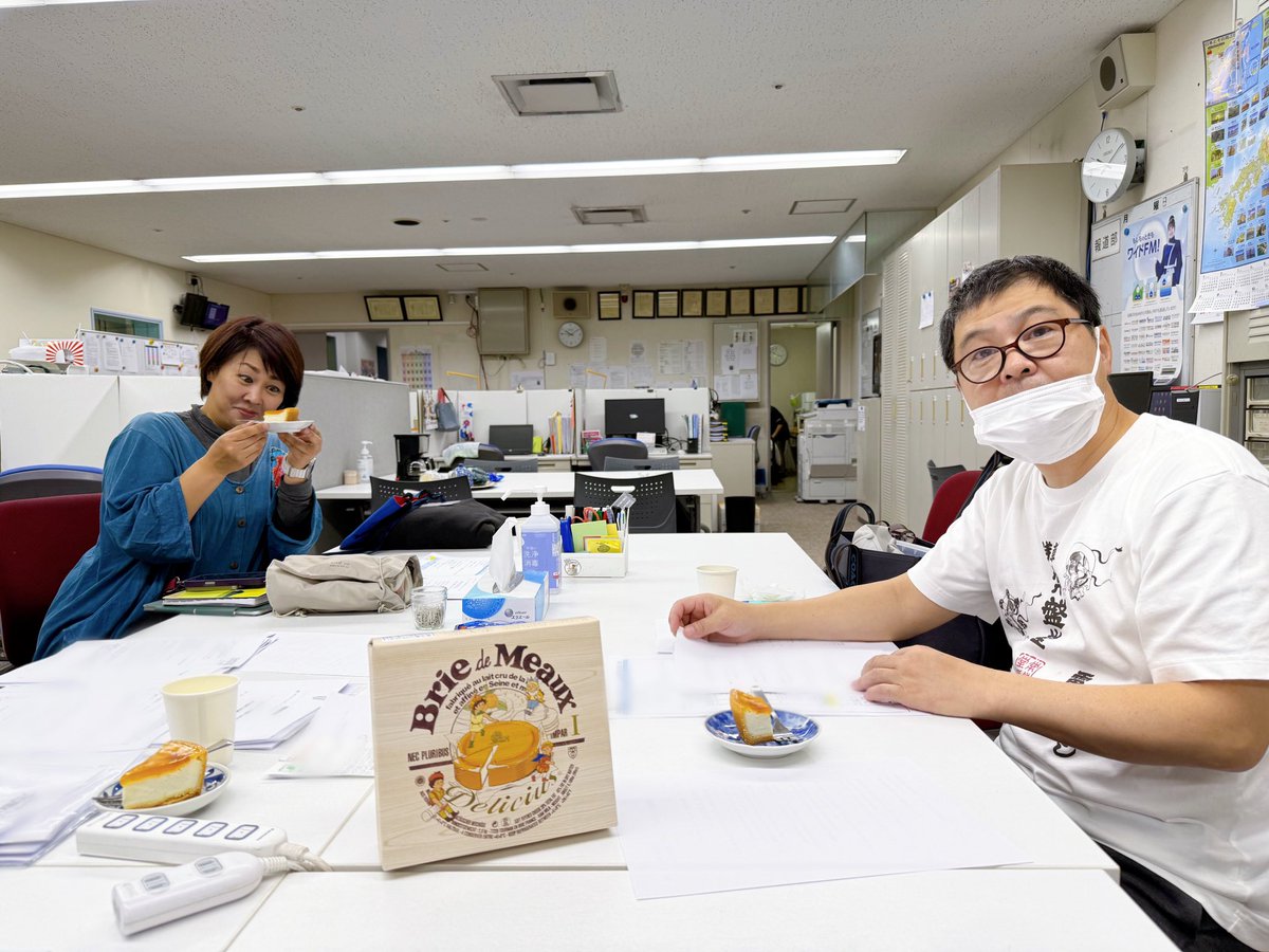 hou_obc's tweet image. \\ 金曜お昼は、#めっちゃ方正 ! //
最終回!
#月亭方正 さんと #露の紫 さんが
お昼2時までお届けします☕️
方正さんからいただいたチーズケーキを
食べながら最後の打ち合わせでした🧁
▶︎13時 方正の部屋
ゲストは #笑福亭仁智 さん🪭
radikoで聴く🎧
radiko.jp/share/?t=20250…
#ラジオ大阪