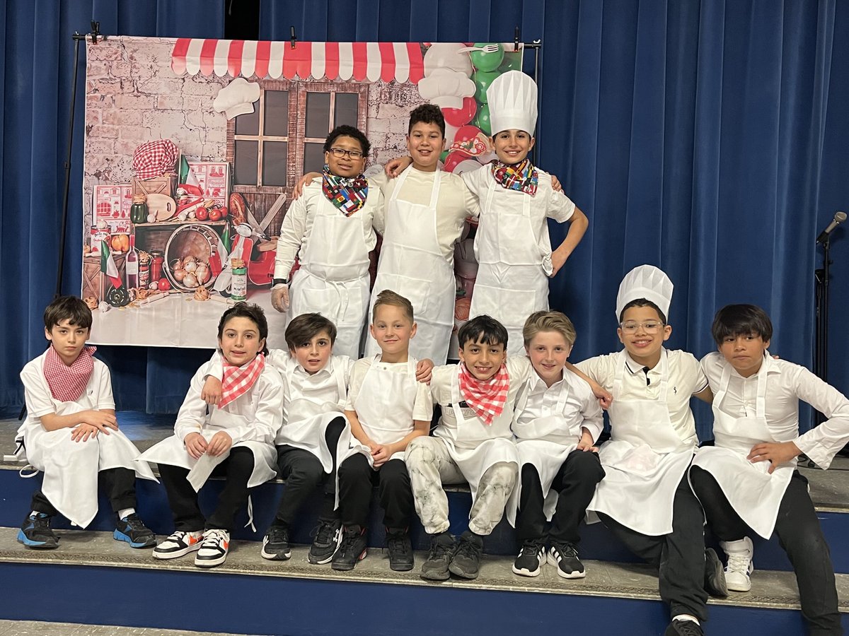 Balchbears1's tweet photo. Balch School fourth graders worked hard as waitstaff, hosts, and dessert chefs! Thank you to our amazing parent volunteers who will be back at it tomorrow! #BeALearningChampionHere ⁦@NorwoodSchools⁩ https://t.co/MQKbEvp2LT