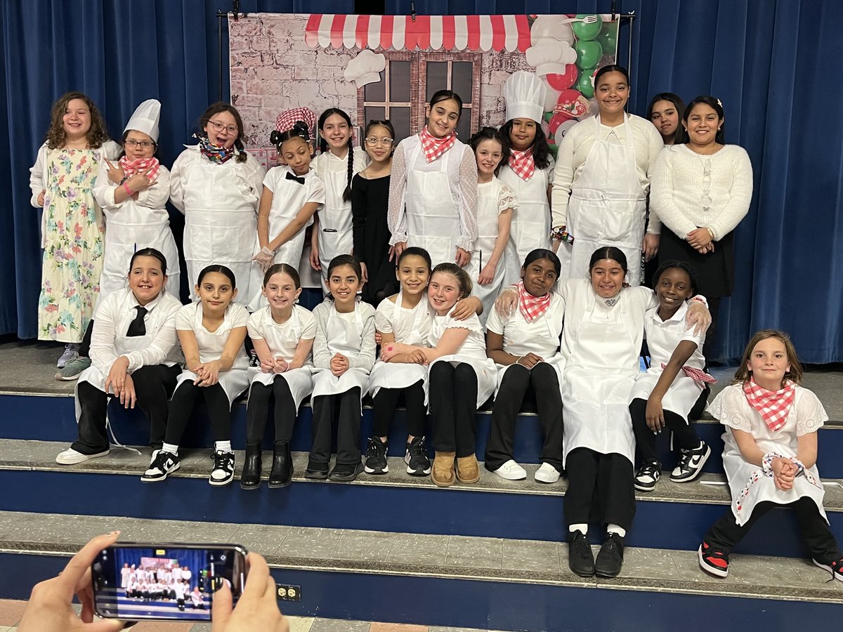 Balch School fourth graders worked hard as waitstaff, hosts, and dessert chefs! Thank you to our amazing parent volunteers who will be back at it tomorrow! #BeALearningChampionHere ⁦<a href="/NorwoodSchools/">NPS</a>⁩