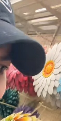 AshWheaton's tweet photo. @HobbyLobby can you please tell me what the name of this metal white daisy decor is call or a link? https://t.co/lHkEFUWUnM