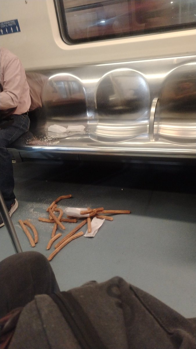 edsonvalde0102's tweet photo. @MetroCDMX A alguien se le cayeron sus churros 😔 
Vagón R.3853, línea 2, dirección Taxqueña https://t.co/d1TnSGlkuR