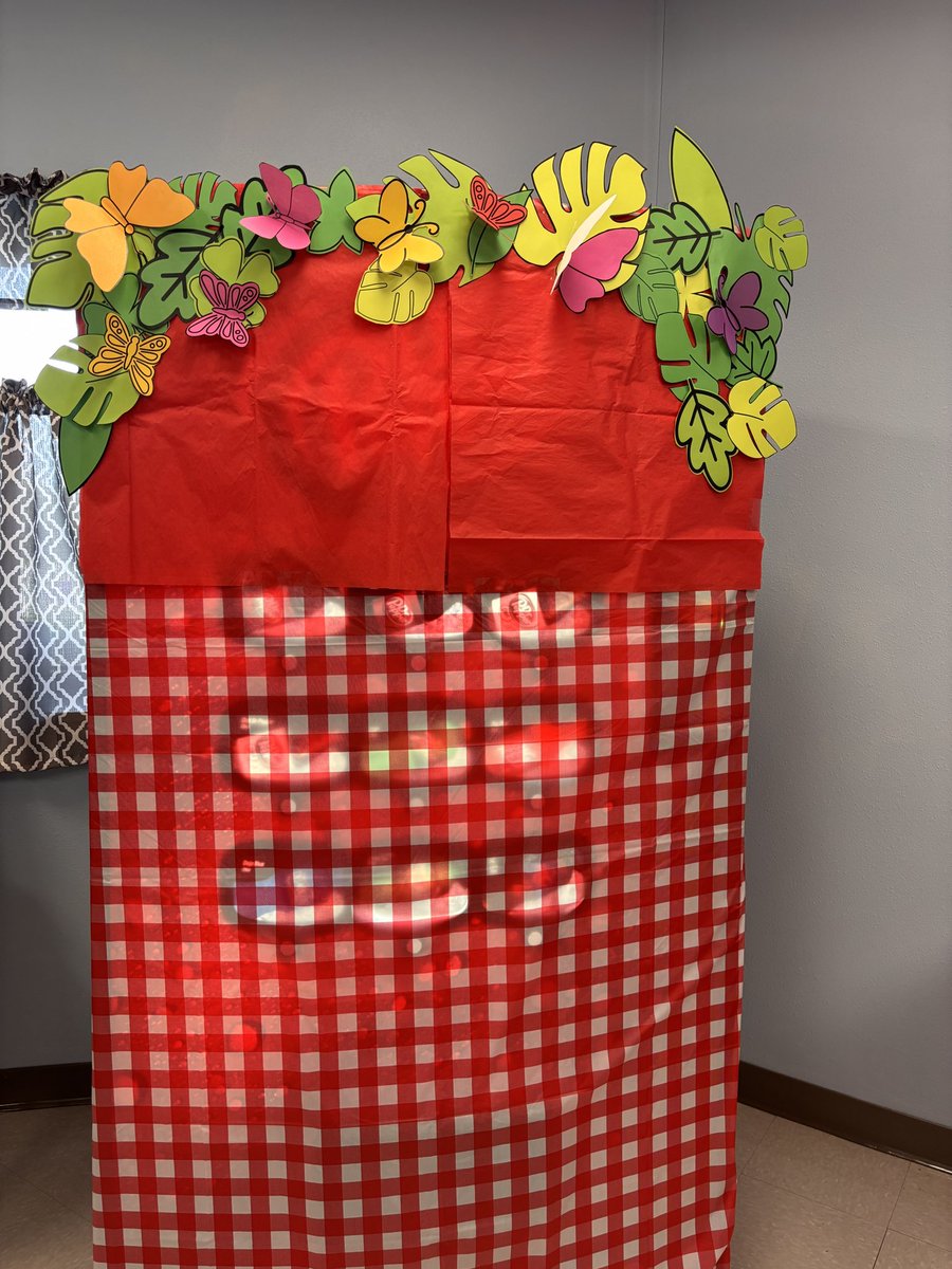 eagertolearnSoo's tweet image. Vaughn ESL families showered on the staff with EB photo gallery and Jersey Mike’s lunch (paid by ESL families, with generous discount from Jersey Mike’s) today! Thank you for the love and support you pour into our EBs everyday! 💕@VaughnElemFISD @FISD_EB @jerseymikes