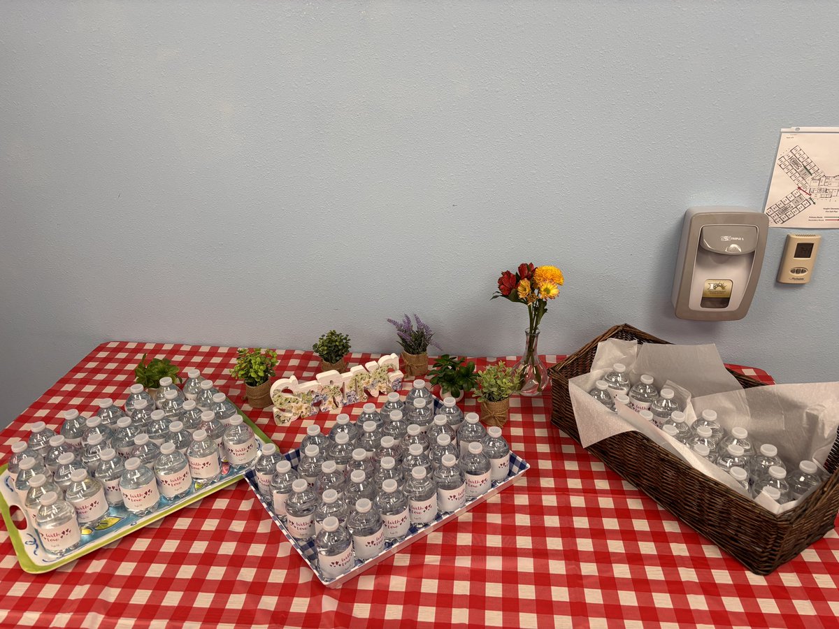 eagertolearnSoo's tweet image. Vaughn ESL families showered on the staff with EB photo gallery and Jersey Mike’s lunch (paid by ESL families, with generous discount from Jersey Mike’s) today! Thank you for the love and support you pour into our EBs everyday! 💕@VaughnElemFISD @FISD_EB @jerseymikes