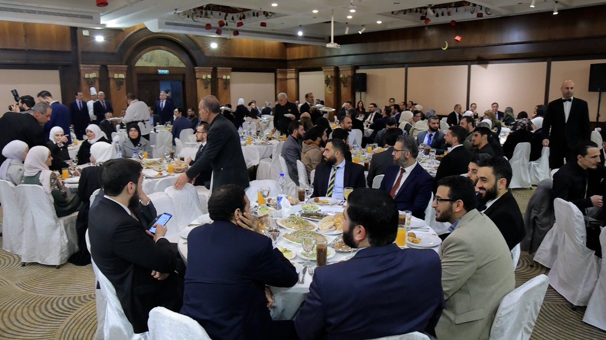 في أجواء من الود والعمل الجماعي، اجتمع كوادر وزارة الخارجية على مائدة الإفطار، تأكيدًا على روح الزمالة والتعاون التي تجمعنا جميعًا في خدمة وطننا، نستلهم من هذه اللقاءات المزيد من العزم لمواصلة العمل الدبلوماسي بما يخدم مصالح سوريا وشعبها، رمضان كريم، وكل عام وأنتم بخير.