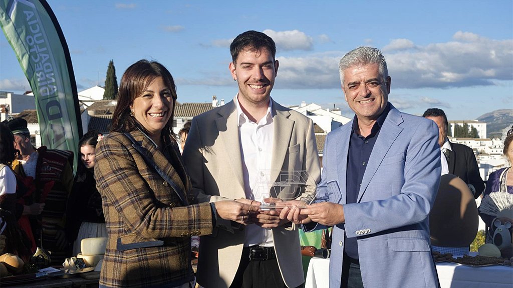 EsReportero's tweet photo. Somos una Escuela de CHAMPIONS!! Nuestros alumnos han ganado en 3 ocasiones el premio de reporterismo @adirecto Trabajan duro, tienen buenas ideas y aprenden como esponjas de los profesionales de la televisión que tienen dándoles clase. Aquí los ganadores de tres ediciones https://t.co/Z5f2j7F7Zu