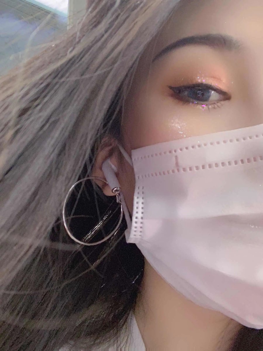 好久没化妆了，现在越来越不注意形象了，哈哈哈 https://t.co/tPUVP4nkEv