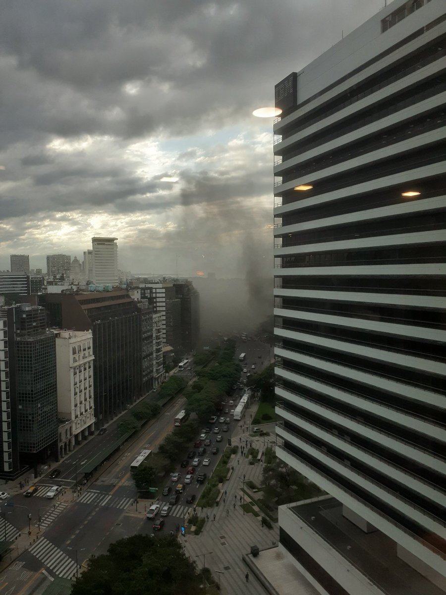 bdamian's tweet photo. Incendio en Retiro. ¿Fue en el Sheraton? https://t.co/HypbDtJWXl