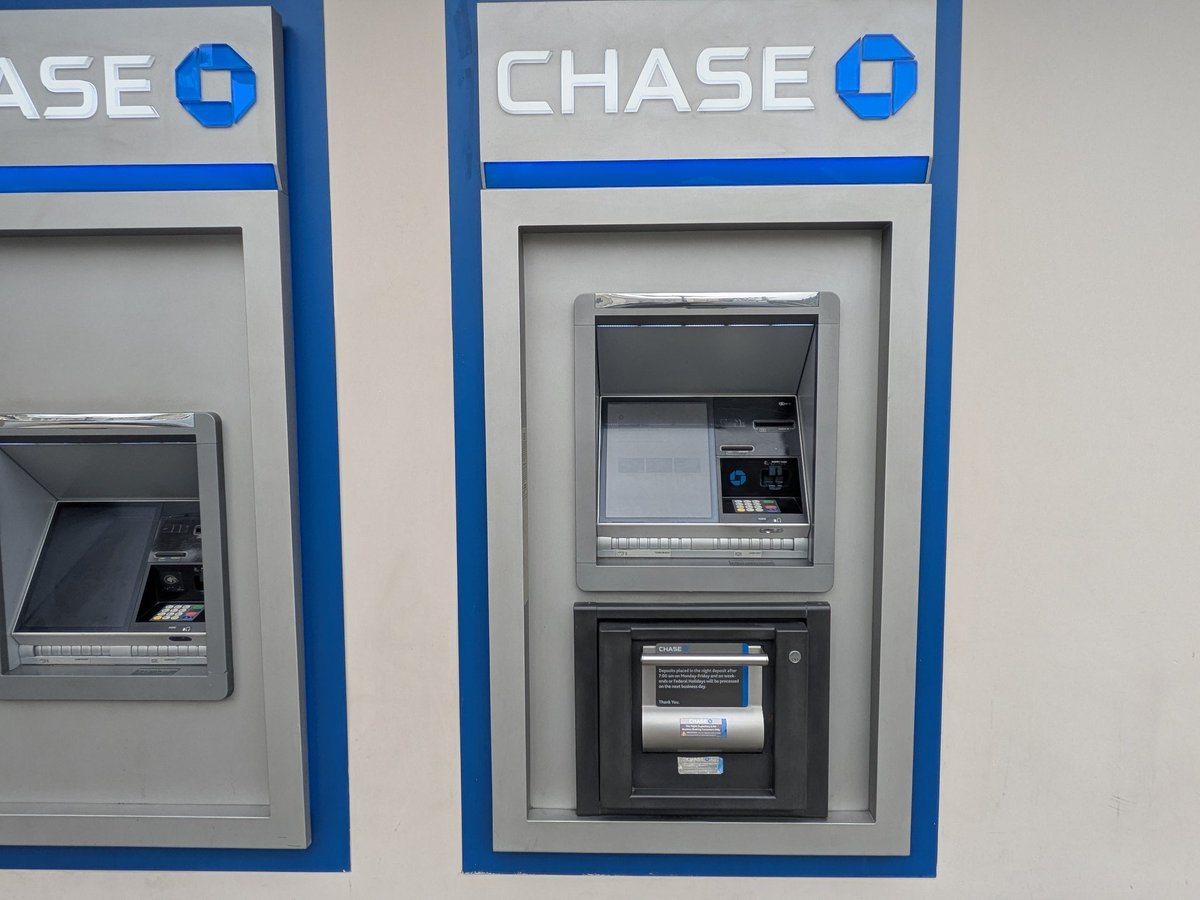 flatoutcool's tweet image. いつも利用しているチェース銀行
他銀行のカードをATMで引き出すと
手数料3.5ドル取られるけど、
窓口で引き出すと手数料無料！
「To Get Money Out」でOK
IDと住所そして引き出したい金額を伝えればいいだけ。easy!!
#CHASEBANK