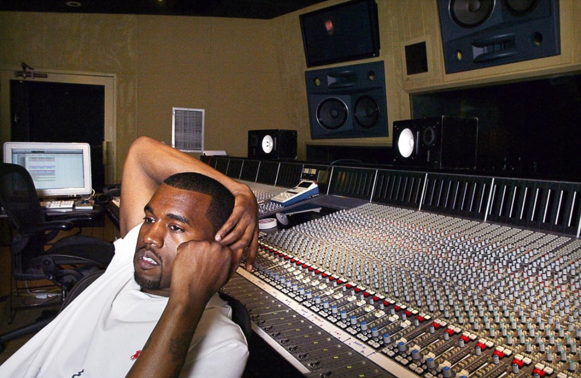 apollovwrld's tweet image. Kanye’s iconic studio moments

🧵A Thread: