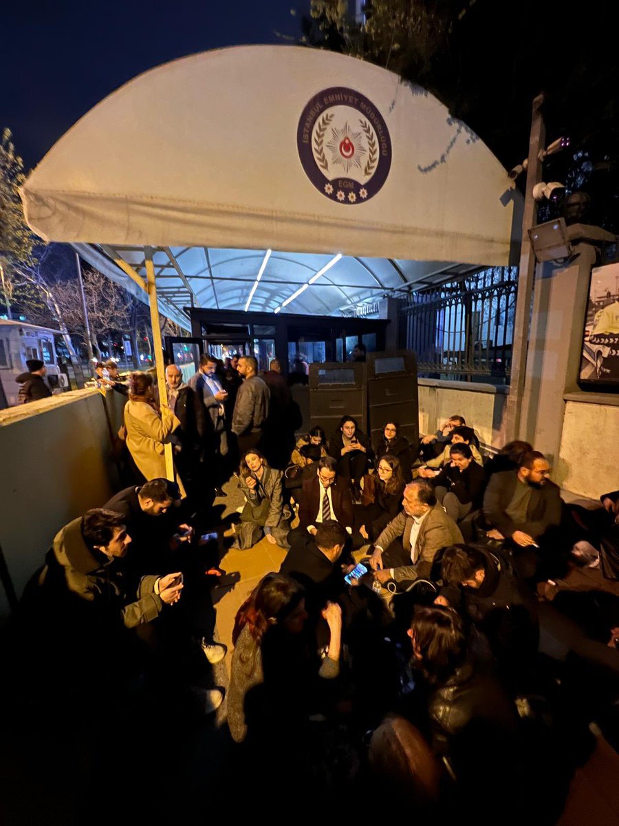 istanbulCHD's tweet photo. 28.03.2025 saat 01.00 itibari ile güncel durumumuz:

Aralarında üyemiz Av. Seher Dursun ve 2 meslektaşımızın da olduğu tespit edebildiğimiz gözaltına alınan 100’e yakın sayıda genç ile görüştürülmüyor, vatan emniyete alınmıyoruz. Hiçbir yere gitmiyoruz! https://t.co/l70PdiKXgW