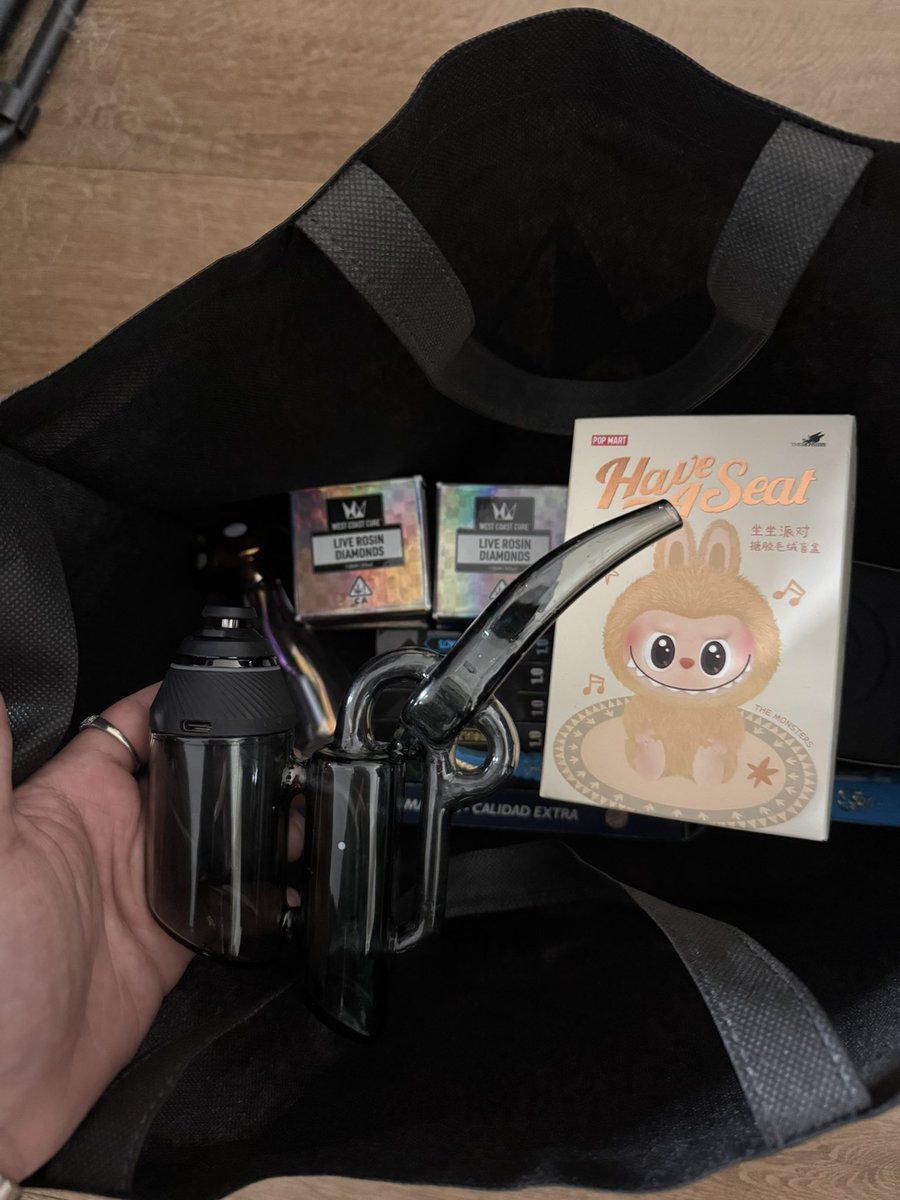 ErickKhan_'s tweet image. homie was feeling under the weather so I gave her 20 pens, a new Puffco Proxy w/ bubbler, and a few grams of hash 😂

FRIENDS DONT LET FRIENDS STAY SAD 🙏🏼