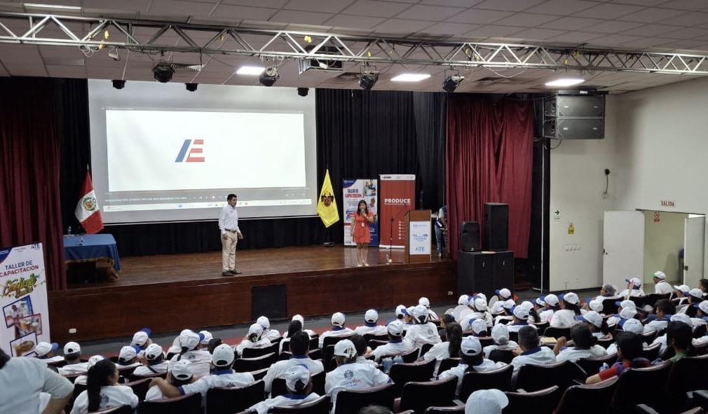 MINPRODUCCION's tweet photo. 🌿🥤 ¡Seguimos impulsando la estrategia Emoliente Bandera! 🤩💪🏼

PRODUCE y la Municipalidad de Ate capacitaron a 130 emolienteros del distrito, fortaleciendo sus conocimientos en buenas prácticas de manipulación de alimentos, gestión de costos, técnicas de venta y creación de nuevos productos. 📈