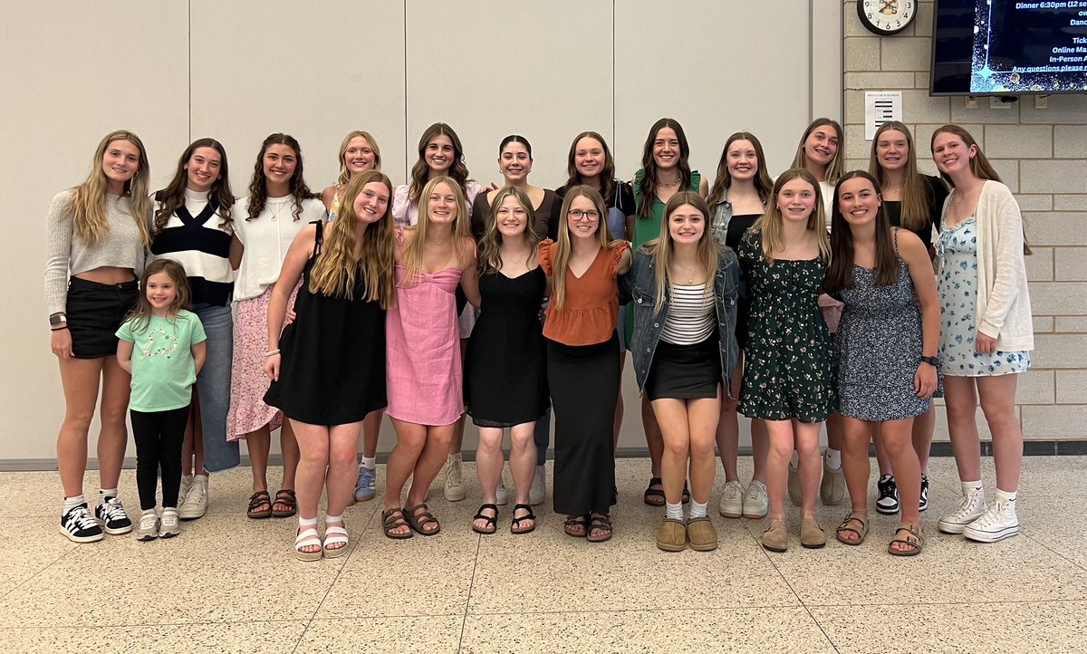 24-25 🏀 Banquet
Team Record for season wins (25-4)
HVL Conference Champs

This fantastic group of young ladies accomplished so much this season! A very high character, talented, and fun to coach group. Thanks for all the early mornings, late nights, and memories!
#FEAT 🐻⬇️