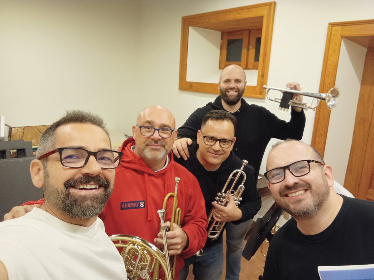 orquestacomgc's tweet photo. ¡No paramos! 💪🏻🎶 Estamos trabajando muy duro ultimando los detalles para nuestros conciertos. Ayer tuvimos un taller de trompetas y trompa con José José Giménez. ¡Qué ganas tenemos de poder compartir con ustedes los frutos de estos meses de ensayos! 🎶✨
#orquesta #ensayo #OCGC https://t.co/Z4glAt6IEj