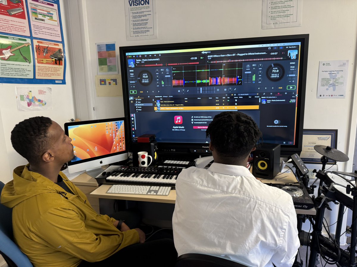 HaringeyLP's tweet photo. We have some talented music producers at HLP. This afternoon @MentorHus was treated to a demonstration by our Year 10 students. 🎶 🎵 🎧 #ThisIsAP https://t.co/Uky6GkPqiS