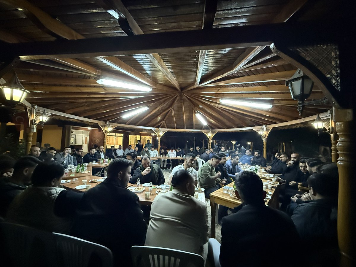 mesutbozatli's tweet photo. Geçmiş dönemlerde seçim süreçlerinin heyecanını birlikte yaşadığımız, nice güzel çalışmalara imza attığımız Gaziantep İl Gençlik Kolları Başkanlığım döneminde yol arkadaşlığı yaptığım kıymetli yönetim kurulu üyelerimizle iftar soframızda bir araya geldik.

Rabbim muhabbetimizi, birliğimizi ve kardeşliğimizi daim eylesin. 

Daha nice bereketli Ramazan sofralarında buluşmak dileğiyle…