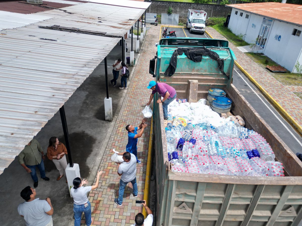 AzuayPrefectura's tweet photo. La iniciativa #AzuaySolidario llevó esperanza y ayuda a nuestros compatriotas de Quinindé, Esmeraldas, afectados por el derrame de petróleo.
La viceprefecta @alequintanillazamora lideró la entrega de productos. 🤝
La unión y el apoyo marcan la diferencia en la adversidad. 💪 https://t.co/ar6g8cXGjk