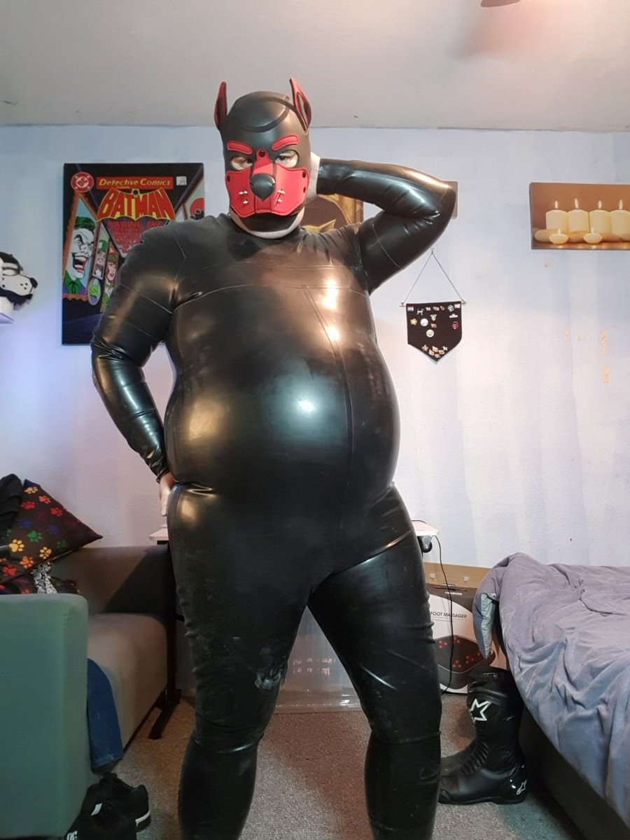PNebbles's tweet image. *squeaks*

new gear, full latex suit! wanna play?
