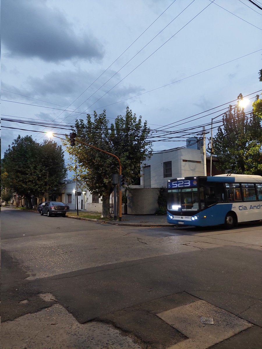 Zombie779's tweet photo. @lanusmunicipio Hola, podrian por favor venir a arreglar los semaforos de la esquina de 2 de Mayo y Castro Barros? 15 dias inactivos y hay cruce de colectivos, ya hubo 2 choques, por favor antes que pase a mayores, podran solucionarlo? Gracias. https://t.co/PM3lcDwi9y