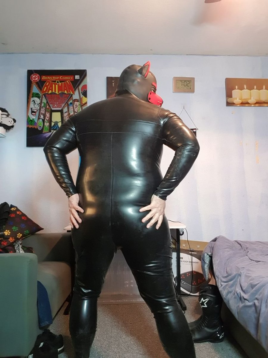 PNebbles's tweet image. *squeaks*

new gear, full latex suit! wanna play?