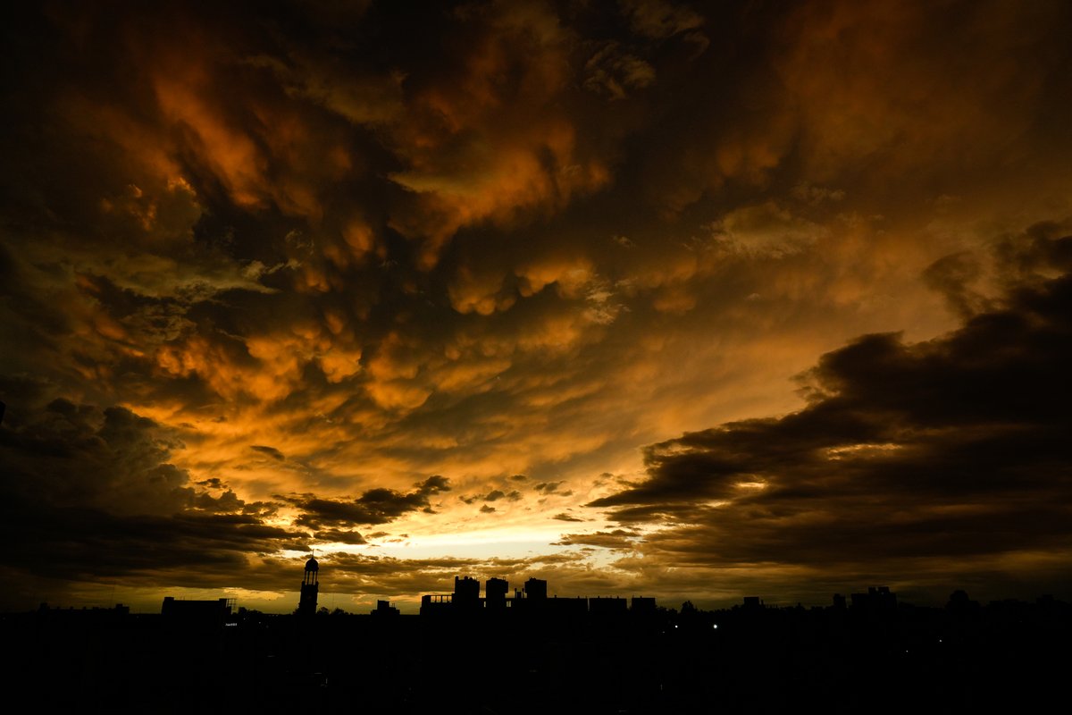 alanmonzon's tweet photo. Que locura de atardecer el de hoy por Rosario https://t.co/MzCAKJHXP8