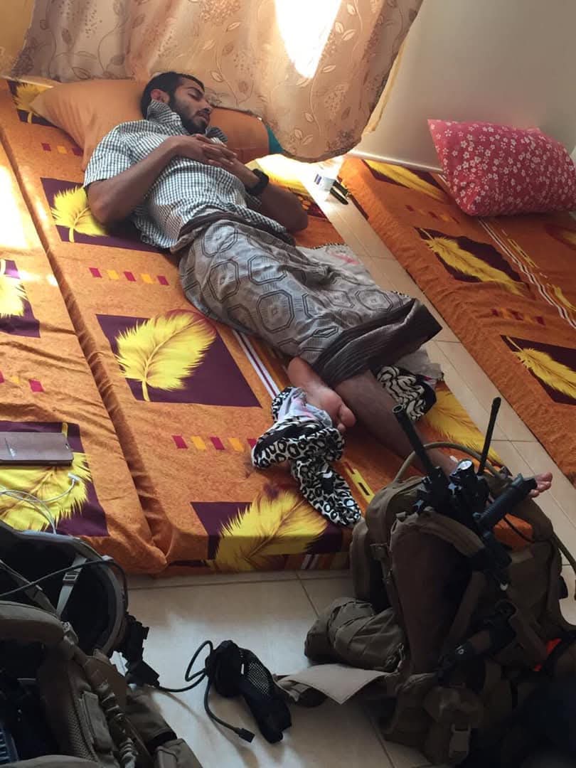 من ذاكرة معركة تحرير عدن ، 
استراحة محارب للجندي الإماراتي عبدالرحمن المحرزي مرتدياً (المعوز) بعد انقضاء معركة تحرير مطار عدن التي خاضها أبطال الجنوب مع أبطال الإمارات وعبدالرحمن المحرزي كان أحد أولئك الأبطال.
رحم الله الشهداء فقد كانوا اكرمنا جميعاً.

#الذكرى_العاشره_لتحرير_عدن