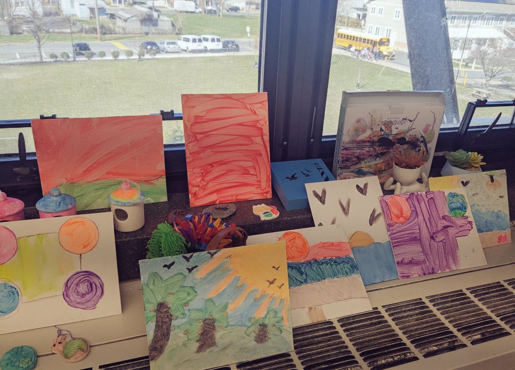 "Art speaks loudly without using your words." I love seeing so much creativity, uniqueness &amp; togetherness w/my Ss. #Gregorystudentsrock #proudcounselor #arttherapy <a href="/GREG_Principal/">Nik Greenwood</a>
<a href="/msrich04/">Twana Richardson</a>