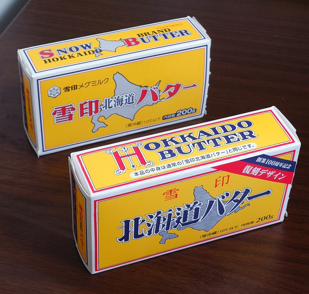 雪印バターの箱。 通常デザインと、創業100周年記念復刻デザインの比較