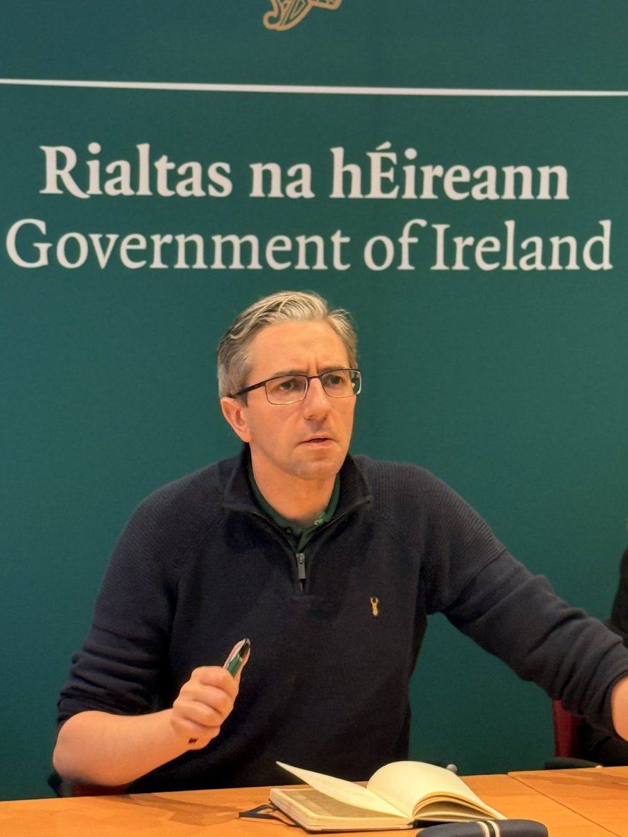 colinbuckley14's tweet image. Who every voted for this clown, 
Go fuck yourself!!!