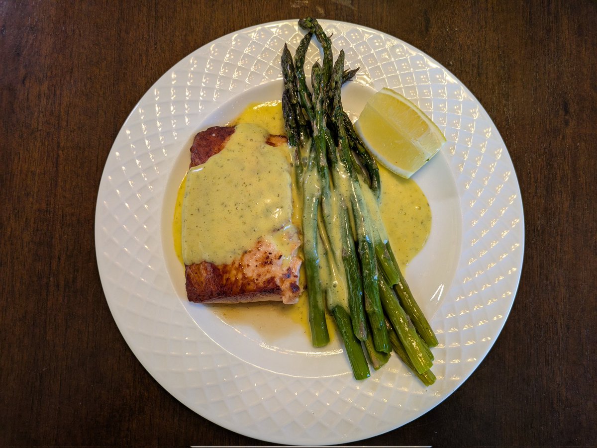 Pan fried mid-rare salmon with roasted asparagus and a creamy hollandaise with dill and tumeric.