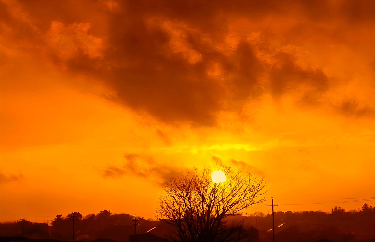 Tá an spéir trí thine anocht 📷🌅🔥
.
.
.
#Indreabhán #Gaillimh