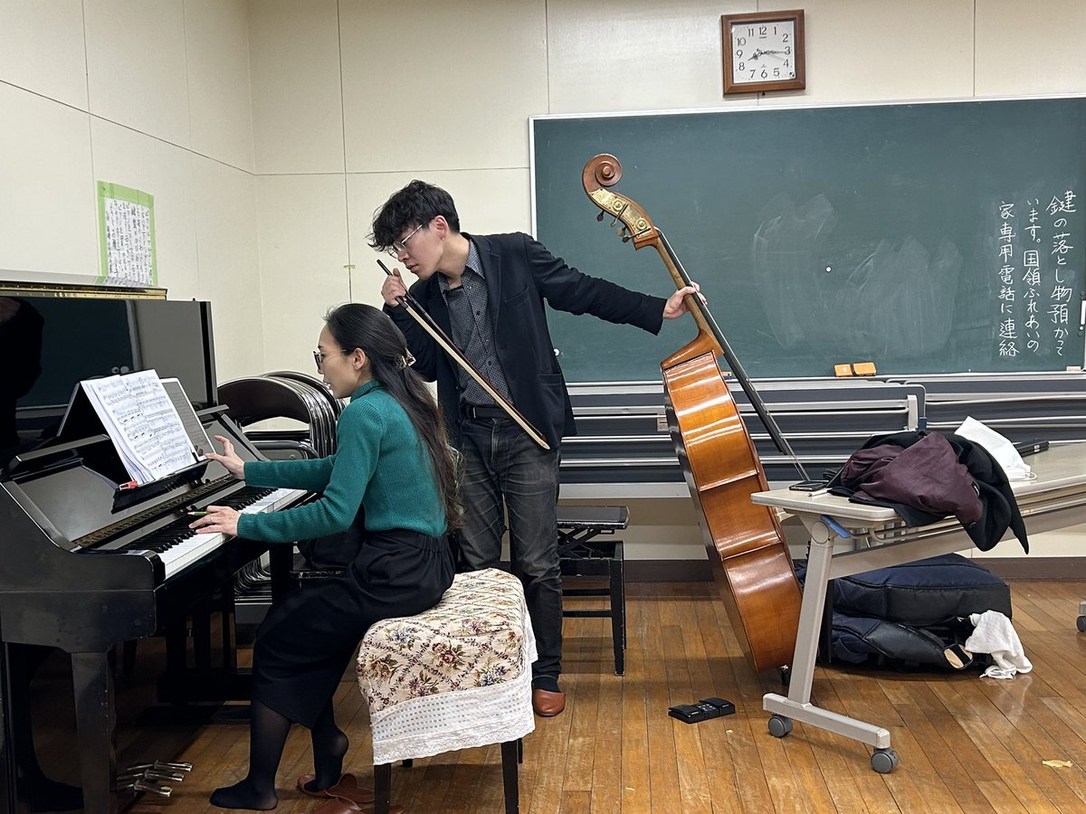 NeologismOpera's tweet photo. 妖精ヴィッリ🧚
稽古が進んでおります✨
音楽稽古中の
ロベルト役 #石井基幾
ピアノ #井向結
コントラバス #布施砂丘彦
ダンスリハーサルは #EarthBe の皆様
立ち稽古も進行中🌱
アンナ役 #中井奈穂
ダンス #齋藤萌 https://t.co/QnYfqCDPis