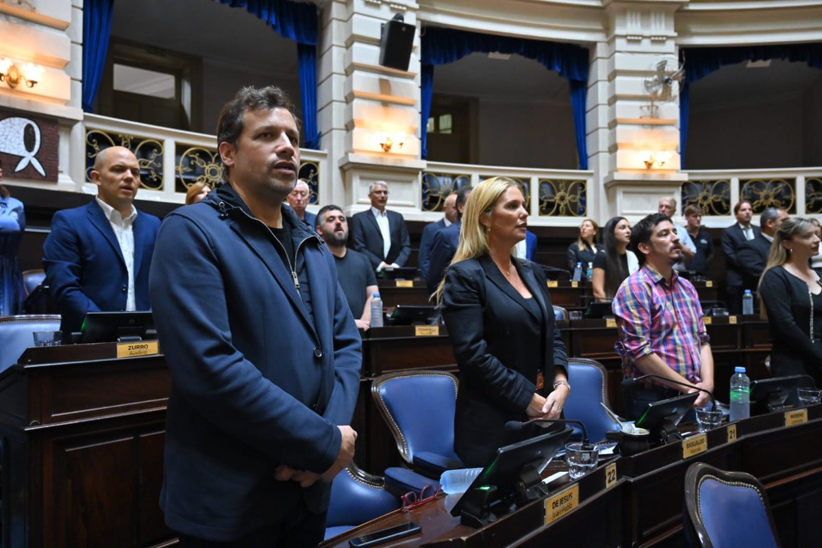 En la sesión de hoy, aprobamos el proyecto de ley que declara la emergencia social, económica, sanitaria, ambiental y urbana en Bahía Blanca.
Así, garantizamos distintos beneficios para sus vecinos, atendiendo las consecuencias de la tragedia que tanto los golpeó.
