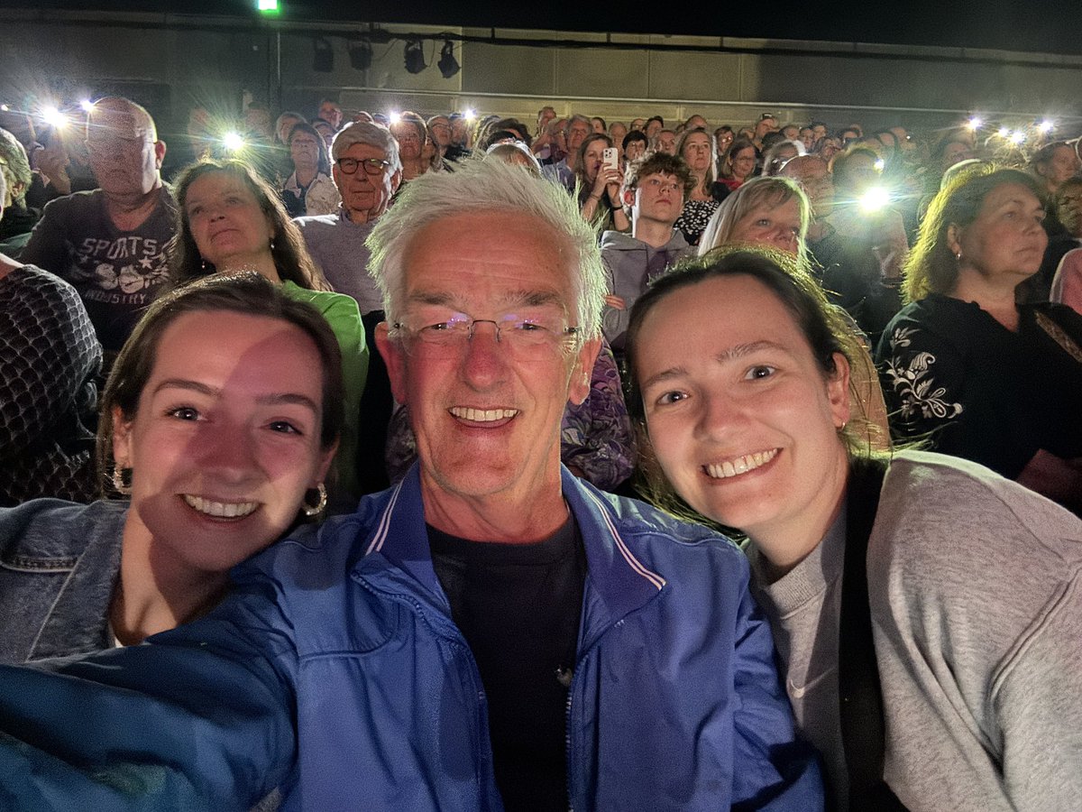 bertklaver's tweet photo. ‘Wat in het vat zit verzuurd niet’. Vanavond m’n verjaardagskado verzilverd 🤩. Een avond uit met Ellen en Jetty naar @IlseDeLange in @AFASLive. Naar het ‘Nashville’ concert, dat feitelijk een mooi en kwalitatief goed ‘Ilse de Lange’ concert was.
#daddydaughters  #qualitytime https://t.co/CMab1ZvEye