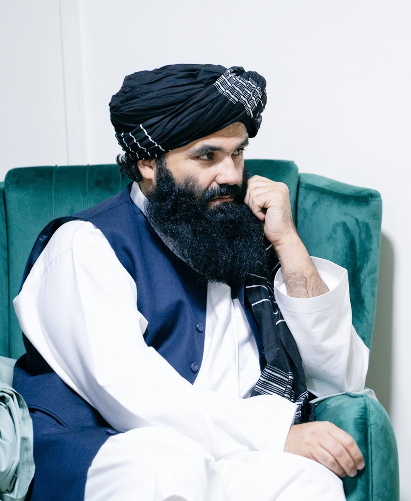 A_hmad_khalil's tweet photo. د ملي دفاع وزیر محترم مولوي محمد یعقوب مجاهد، د کورنیو چارو وزیر محترم خلیفه سراج الدین حقاني، د استخباراتو لوی رئیس محترم ملا عبدالحق وثیق، د دفاع وزارت مرستیال محترم ملا عبدالقیوم ذاکر او د کورنیو چارو وزارت مرستیال محترم مولوي محمد نبي عمري په کندهار کې 
عالیقدر امیرالمؤمنین حفظه الله تعالی ته د هېواد د امنیت په اړه را پور وړاندې کړ.
په ناسته کې د یادو امنیتي ارګانونو وړاندیزونه واوریدل شول او هغوی ته، د اجرأتو او د کاري استقامتونو په برخو کې لازم هدایات وشول او د لاښه نظم، تجهیز او ظرفیت لوړونې په اړه لازم تصامیم ونیول شول
@Batar_Badar313