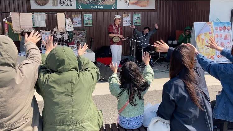Lumiere_masmy's tweet photo. 春の🌼生活応援感謝祭LIVE♪
渋川市上州・村の駅🌿

聴いていただいた皆様
ありがとうございました✨

『こもちおろし』の風の強さのお陰で
緊張する事も忘れて
とっても楽しく演奏しました♪

駆けつけてくれた方もいて
嬉しかったです♡

温かい方達と素敵なイベントに
参加できて幸せでした♬ https://t.co/kovSG1jE6M