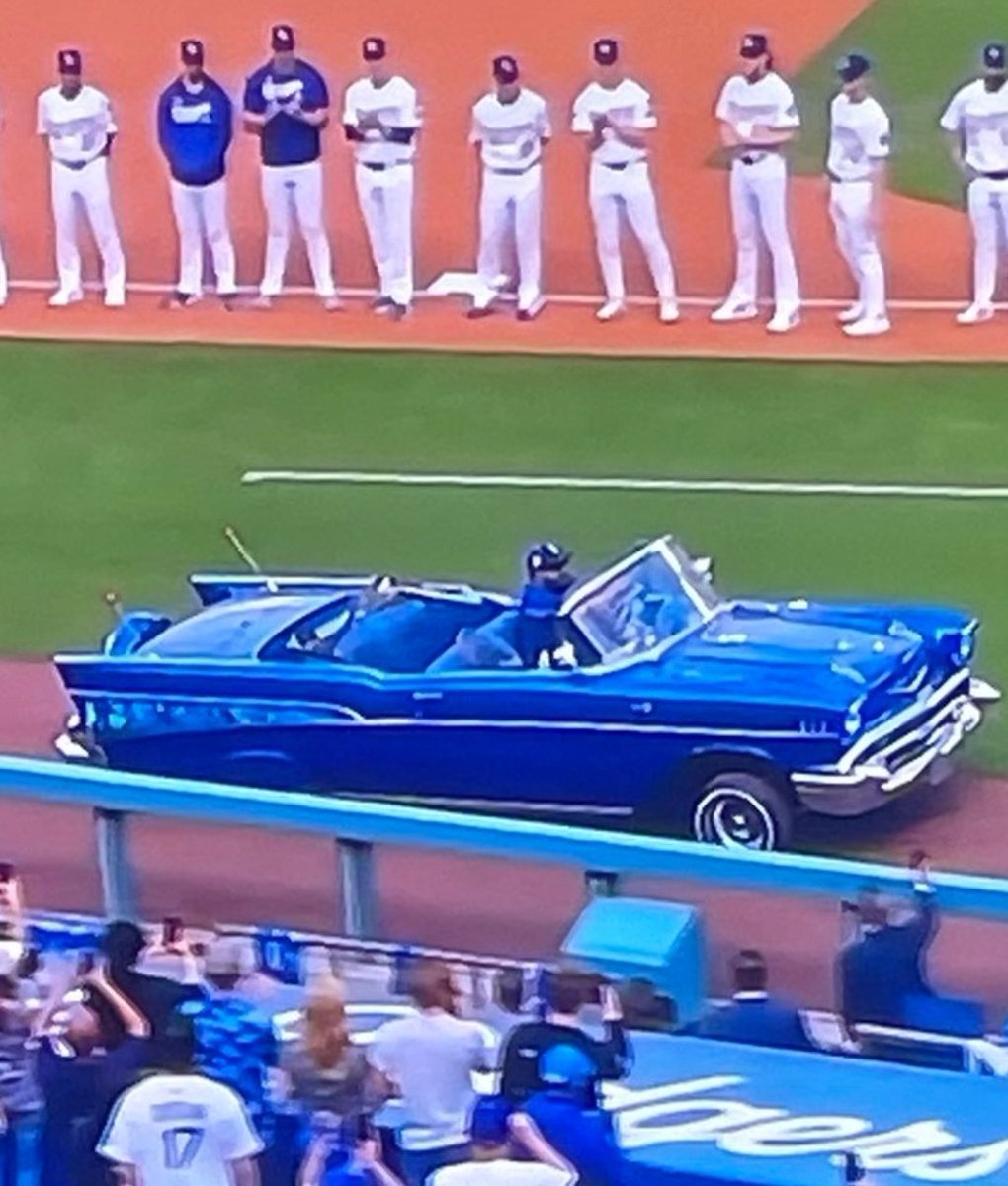 Eventbusters's tweet image. Having Ice Cube bring the World Series trophy in a Dodger Blue car was awesome. Unfortunately, the stadium still charged him $45 for parking. #dodgers #itfdbb