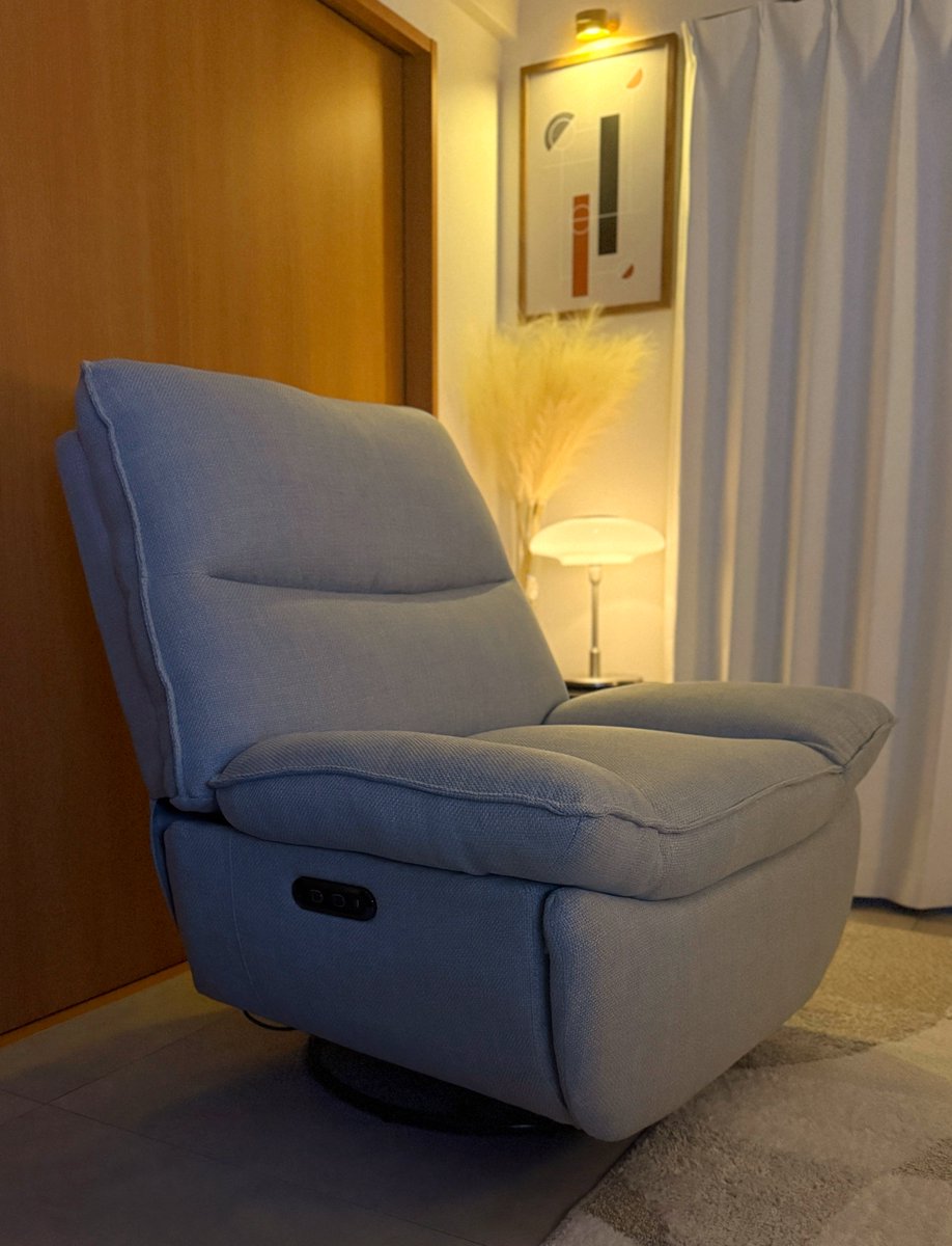 osarun_run_run's tweet image. FlexiSpot(@FlexiSpot_JP）様より、
ふかふか電動リクライニングソファ「XRC5 Pro」をご提供頂きました！🛋️

想像を超える快適さで、座った瞬間笑顔に😊✨
リラックス姿勢で映画やゲームを楽しみたい方にはピッタリだと思います！

詳細はツリーを是非ご覧ください！⬇️

#FlexiSpot　#desksetup　#PR