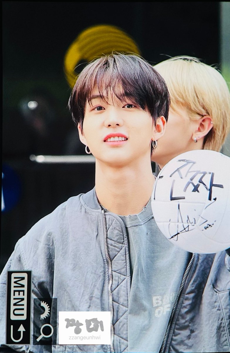 zzangeunhwi's tweet photo. 250328 뮤뱅 출근

아 진짜🏐 휘야 귀여워요

#TNX #티엔엑스 #은휘 #HWI https://t.co/mim6AHcHka
