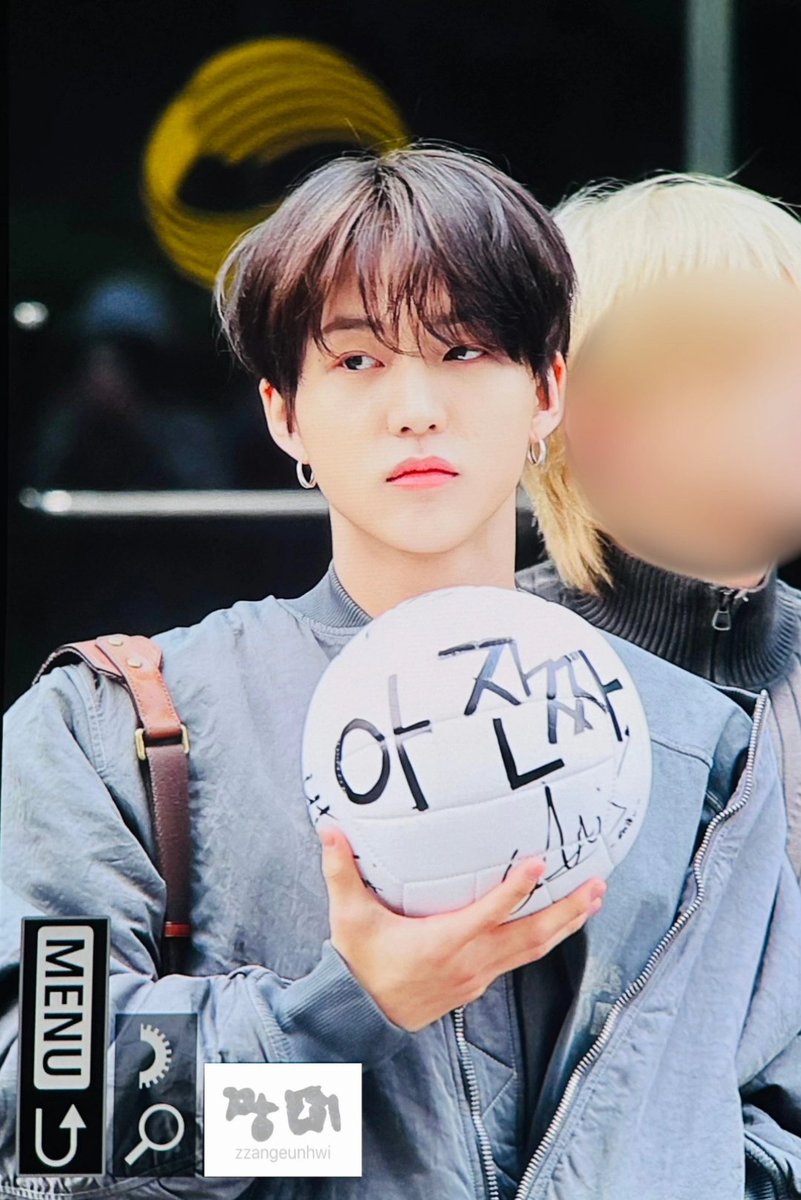 zzangeunhwi's tweet photo. 250328 뮤뱅 출근

아 진짜🏐 휘야 귀여워요

#TNX #티엔엑스 #은휘 #HWI https://t.co/mim6AHcHka