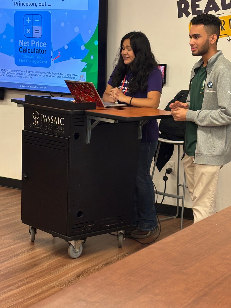 MBootstraps's tweet image. We are recruiting our next class of High School Fellows—current sophomores in the Passaic Public Schools who aspire to be #firstgenerationcollegestudent. Thanks to everyone who helped spread the word about #highered and made recruitment day successful! Application link in bio!