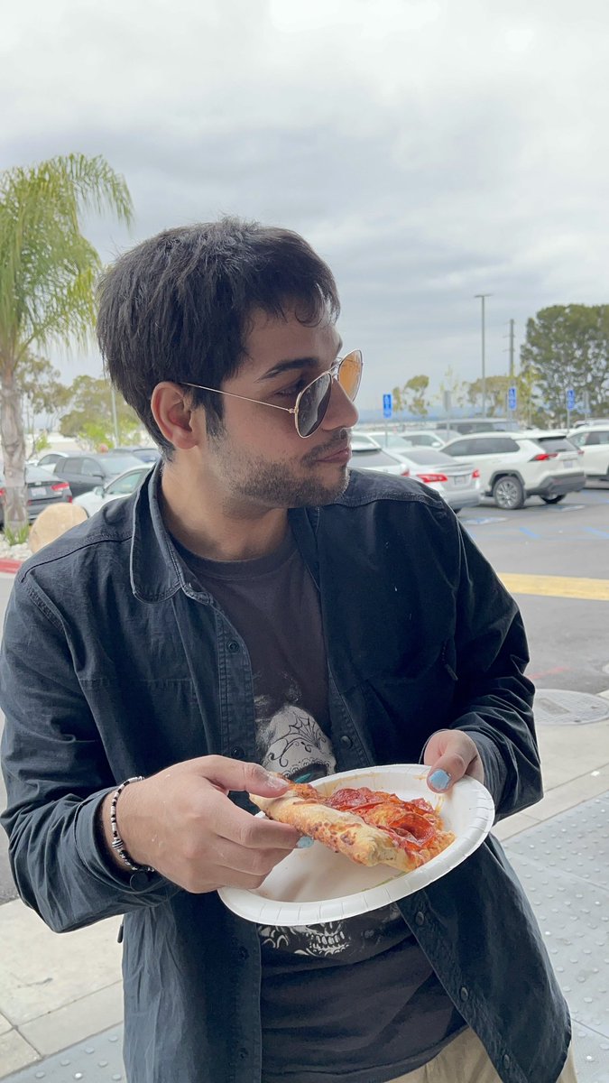 SalsaaBeanss's tweet photo. Had costco pizza for the first time I see why ya'll be sacrificing your first borns to some random ass deity for this shit now shit slaps 🔥 https://t.co/aHBvUMlKw9