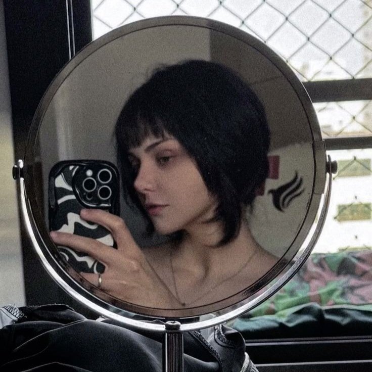 opscandyy's tweet image. - FOTOS QUE PROVAM QUE A LORE É  UMA 𝖁𝖆𝖒𝖕𝖎𝖗𝖆 ! ִֶָ. ..𓂃 ࣪ ִֶָ🦇་࿐
a thread: