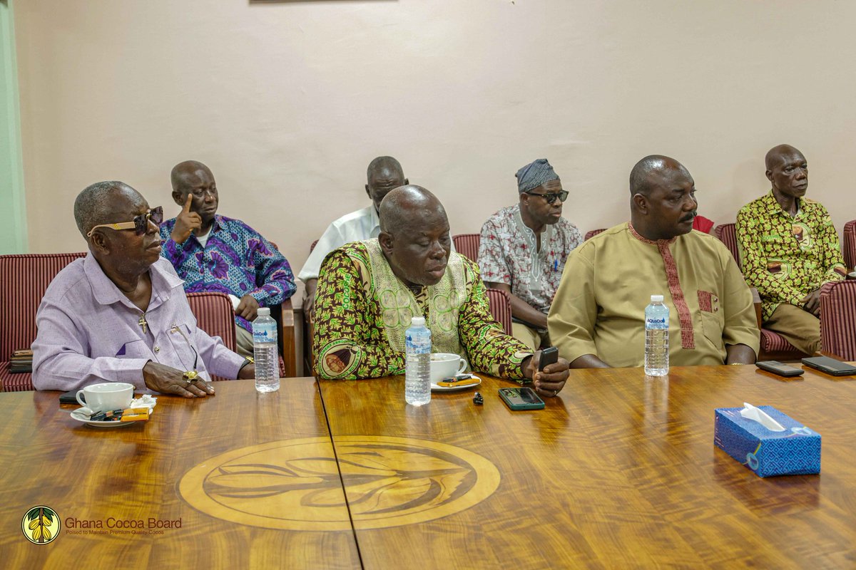 ghcocobod's tweet photo. COCOBOD & #COCOSHE held a follow-up meeting at #CocoaHouse to discuss key outcomes from the visit to the Presidency. We explored industry challenges, improving farming efficiency & strategies to enhance farmers' #welfare - reaffirming our commitment to #sustainable solutions https://t.co/PsK2FykXHe