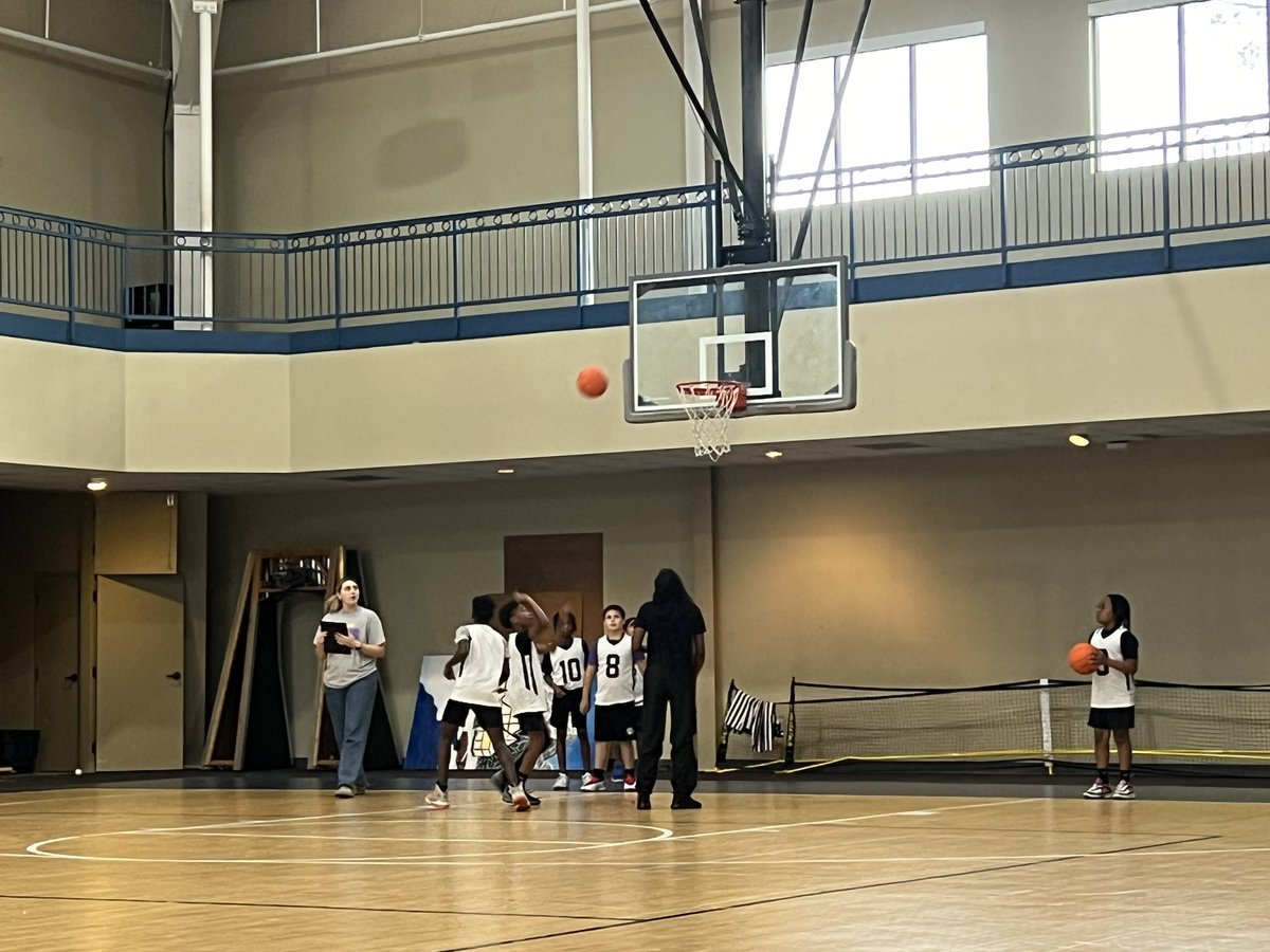 coachLmihelich's tweet photo. a little Ellis Elementary vs Larson Elementary basketball tonight ๐๐
NORTH SIDE >>>> https://t.co/Qs4EK6sY9I